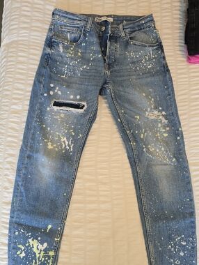 Zara Men's Light Blue Skinny Jeans with Pale Yellow & White Paint Splatter